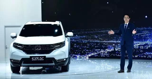 作為全球最暢銷的SUV， CR-V創(chuàng)造了無數(shù)個奇跡。撇開全球不說，從2004年CR-V被引進到中國市場以來，就開拓了城市SUV市場，開啟了國內(nèi)高品質(zhì)SUV生活潮流。進取之路永不停止，就在此次上海車展期間，東風(fēng)本田CR-V也終于迎來了全新?lián)Q代，實現(xiàn)了從內(nèi)到外的全面革新。